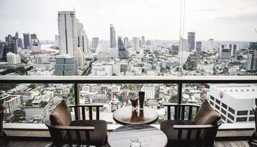 Gemütliche Sitzgelegenheiten mit Blick auf die Skyline von Bangkok. Perfekt für einen Drink in einer Sky Bar.
