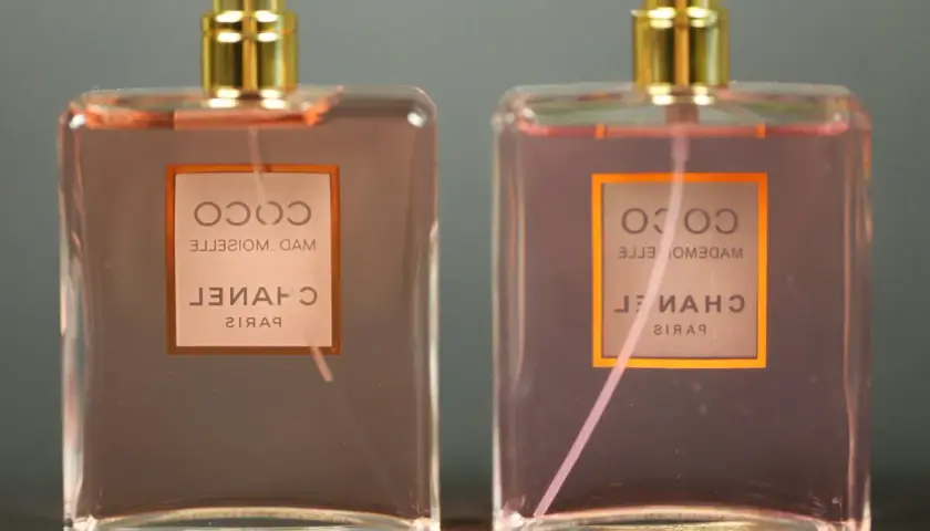 Dwa flakony perfum Chanel Coco Mademoiselle. Sprawdź detale, by dowiedzieć się, jak sprawdzić, czy perfumy są oryginalne.