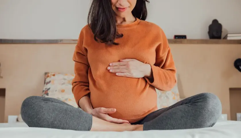 Schwangere Frau hält ihren Bauch. Wichtige Nährstoffe wie Vitamin A sind für die Schwangerschaft essenziell.