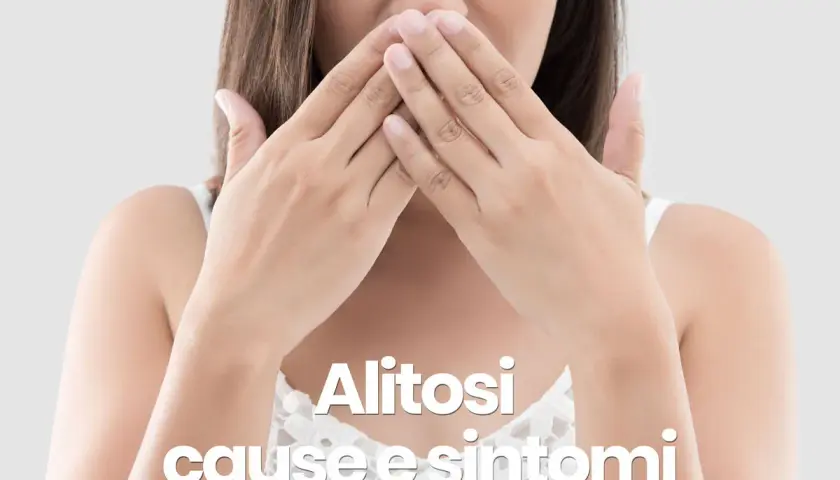 Mani coprono la bocca, suggerendo imbarazzo per l'alito pesante. Testo: "Alitosi cause e sintomi".
