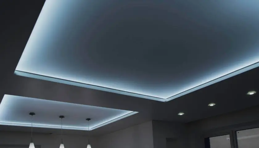 Nowoczesny sufit napinany z podświetleniem LED. Wady? Brak widocznych połączeń, idealnie gładka powierzchnia.