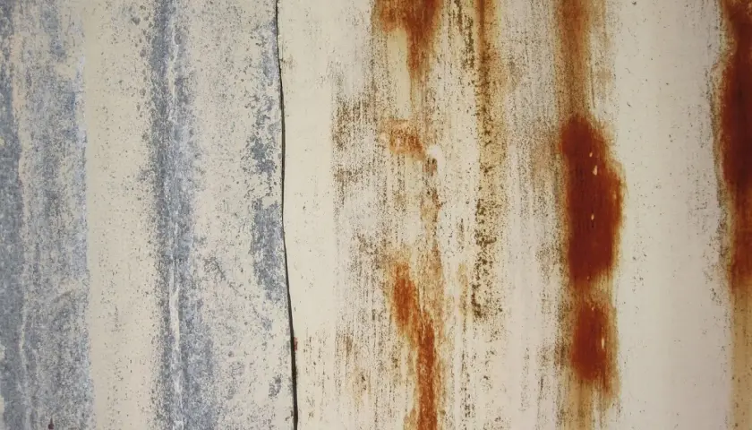 Textura de metal oxidado con vetas marrones y grises. Un ejemplo de cómo quitar el óxido del suelo.