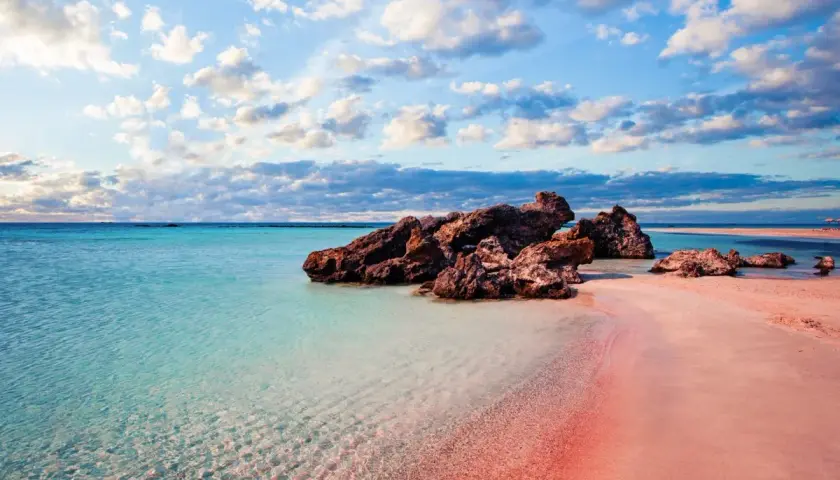 Traumhafter rosa Sandstrand mit türkisfarbenem Wasser und Felsen. Ein Muss, was man auf Kreta gesehen haben muss!