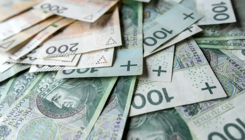 Złotówki na stole. Dlaczego budżet na 2026 rok zakłada rekordowy deficyt mimo wzrostu PKB?