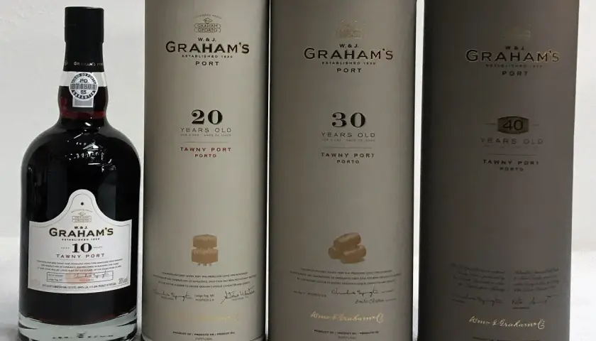 Eine Flasche und drei Röhren mit Graham's Portwein: 10, 20, 30 und 40 Jahre alt. Ein roter Portwein für besondere Anlässe.