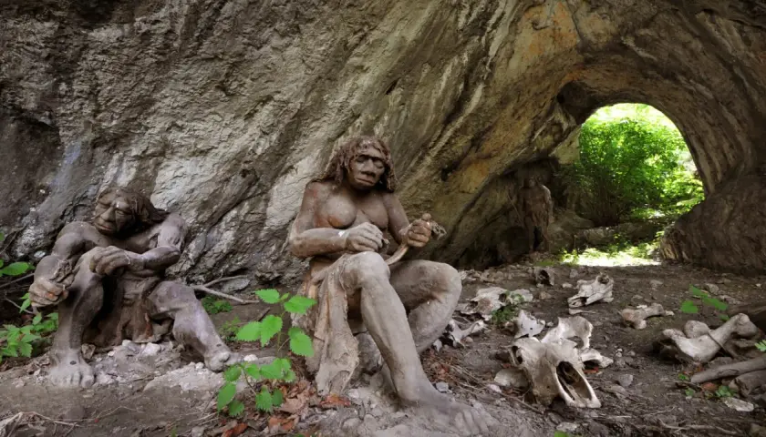 Figury neandertalczyków w jaskini, jakby żywcem wyjęte z historii Ojcowski Park Narodowy. Opinie o tym miejscu są zachwycające.