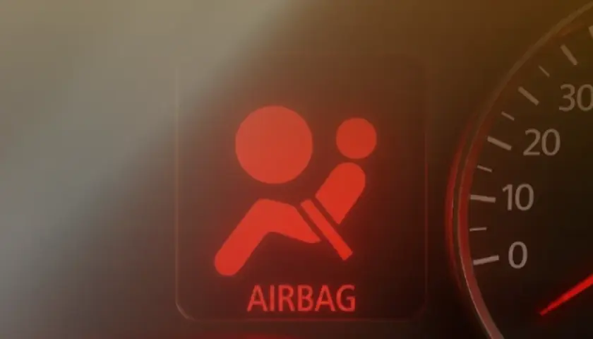 Spia rossa airbag accesa sul cruscotto. Un segnale di avvertimento che indica un problema, rendendo il ripristino airbag obbligatorio per la sicurezza.