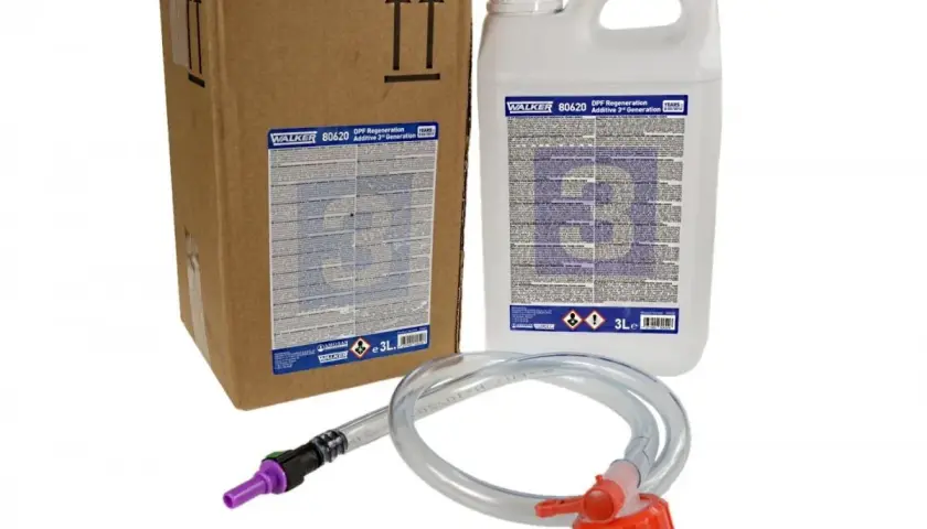 Biała butelka płynu do DPF Walker 80620 3L, karton i wąż z końcówkami.