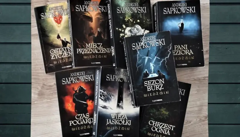 Kolekcja polskich książek fantasy Andrzeja Sapkowskiego, w tym "Miecz Przeznaczenia" i "Sezon Burz".
