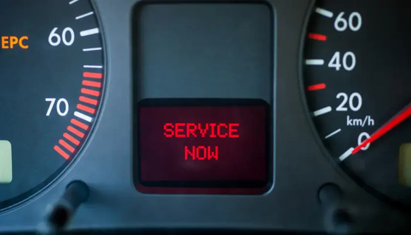 Na desce rozdzielczej świeci się kontrolka EPC, a ekran informuje "SERVICE NOW". Czas na wizytę w serwisie.