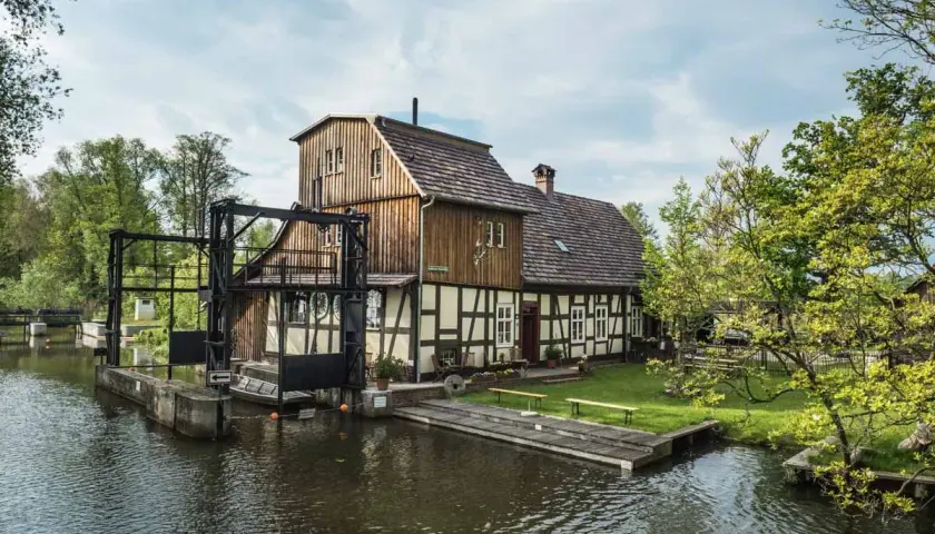 Historische Wassermühle am Wasser, ein idyllisches Motiv für Spreewald Ausflugsziele.