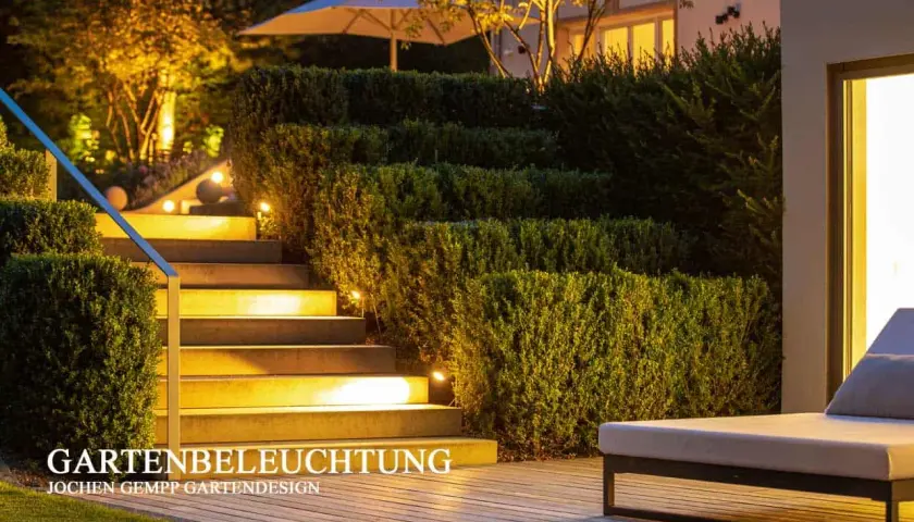 Stufen beleuchtet, Hecken akzentuiert. Tolle gartenbeleuchtung ideen für eine stimmungsvolle Nacht.