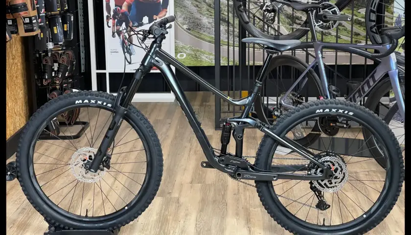 A dark grey Giant Stance 27.5 mountain bike with Maxxis tires is displayed. This model has 2 reviews.