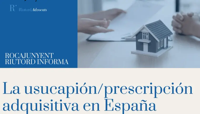 Manos revisando documentos junto a una maqueta de casa, explicando qué es usucapión en España.
