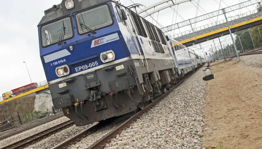Niebieski pociąg PKP Intercity EP09-005 jedzie po torach. Sprawdź pendolino Katowice - Kołobrzeg cena biletu.