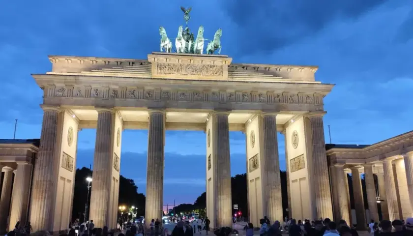 Porta di Brandeburgo illuminata al crepuscolo, un'icona di Berlino. Le recensioni su questa città sono sempre positive!