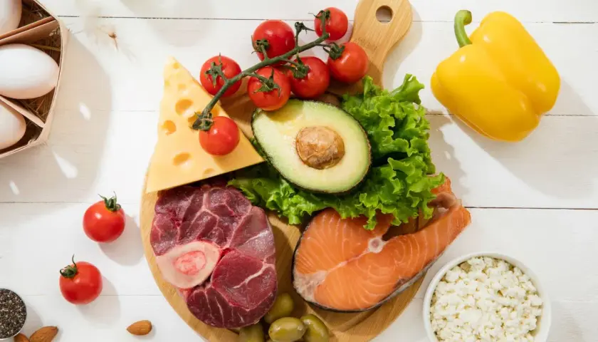 Składniki diety paleo: wołowina, łosoś, awokado, ser, pomidorki, papryka, jajka, oliwki, orzechy.