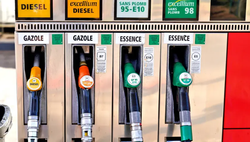 Na dystrybutorze paliw widać dystrybutory z napisami "DIESEL" i "GAZOLE", co jasno pokazuje, że olej napędowy to diesel.