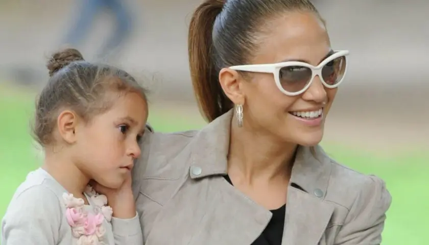 Jennifer Lopez z córką, Emme, cieszą się wspólnym czasem. Dzieci gwiazdy często towarzyszą jej w podróżach.