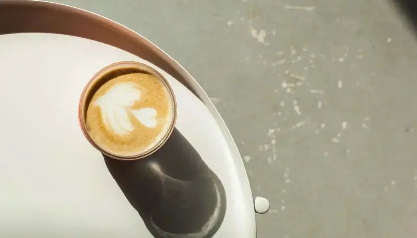 Idealna kawa flat white z mleczną pianką, idealne proporcje dla smakoszy.