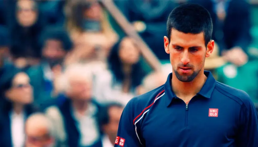 Novak Djoković, znany z imponującego wzrostu, na korcie.