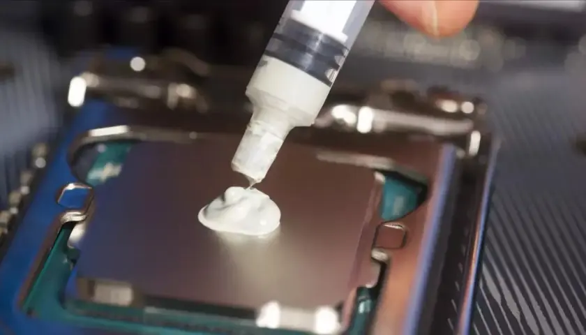 Aplicando la mejor pasta térmica a un procesador para optimizar la disipación de calor.