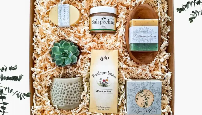 Ein liebevoll zusammengestellter Wellnesskorb zum Selbermachen: Seife, Salzpeeling, Badeperlen, ein Sukkulent und ein Duftbad.