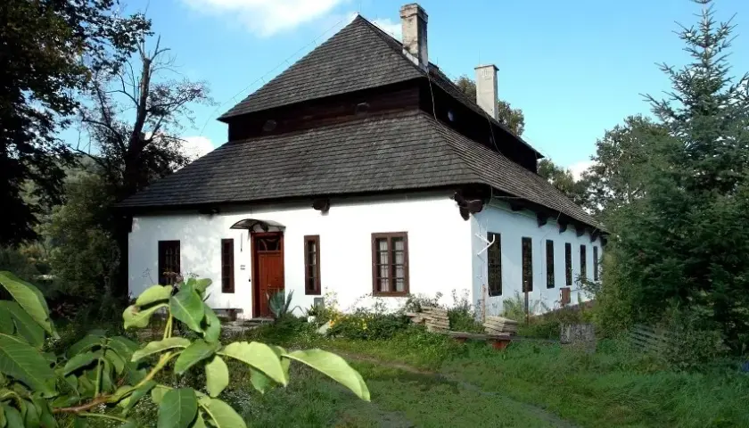 Wiśniowy Dworek: Poruszająca historia o miłości i tajemnicach rodzinnych