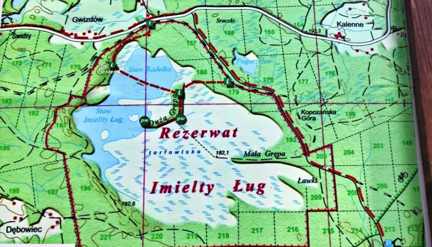 Mapa ścieżki edukacyjnej „Imielty Ług” w lasach janowskich. Atrakcje przyrodnicze, punkty widokowe i miejsca odpoczynku.