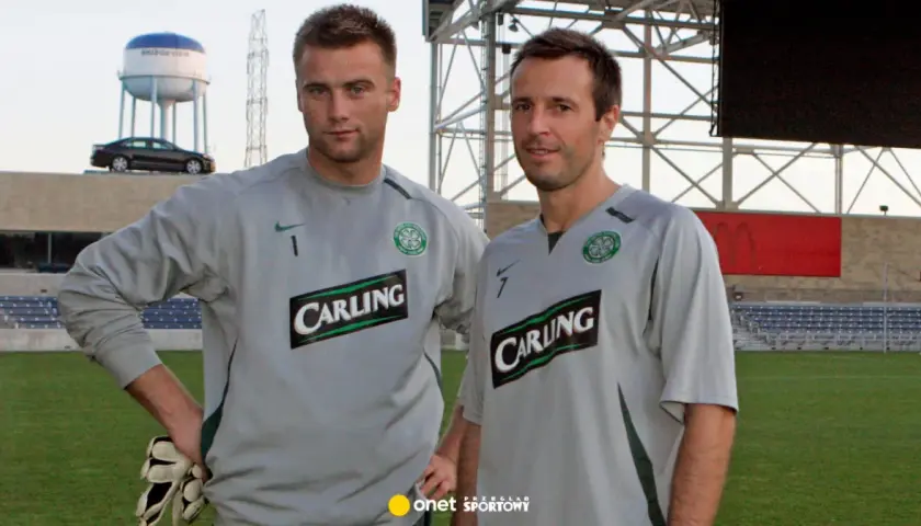 Dwóch piłkarzy klubu piłkarskiego z Glasgow w szarych strojach treningowych z herbem Celticu i logo Carling.
