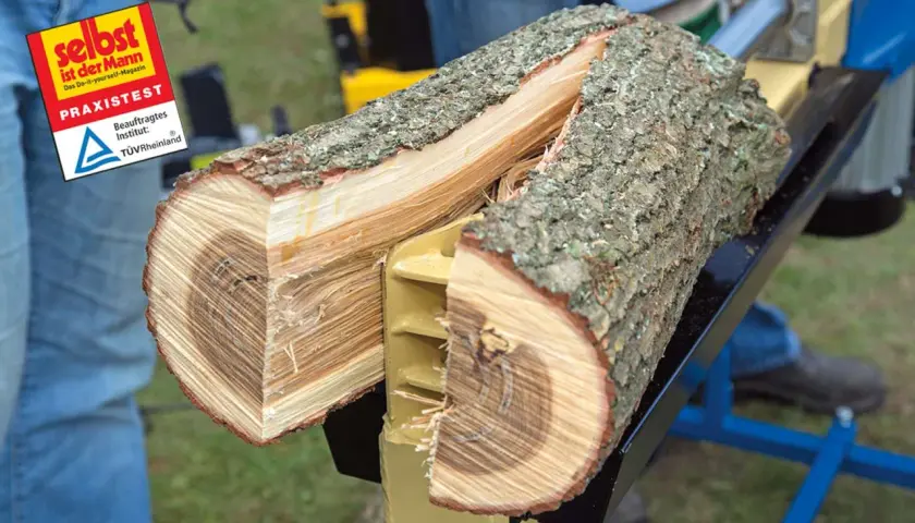 Holzspalter im Test: Ein Holzstamm wird geteilt. Der Woodmax-Spalter zeigt seine Kraft.