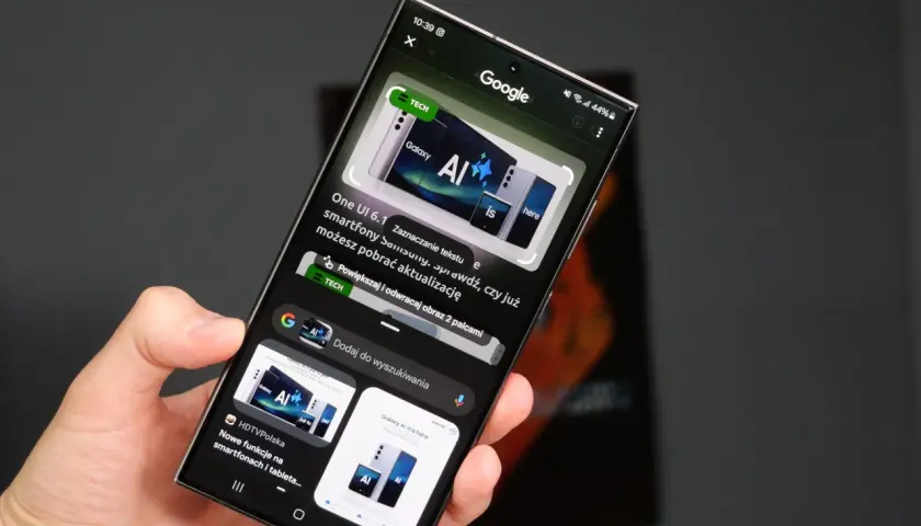 Telefon pokazuje artykuł o sztucznej inteligencji w smartfonach Samsung. AI jest już tu, a nowe funkcje można pobrać.