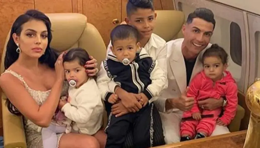 Ronaldo z rodziną w samolocie. Georgina i Cristiano otaczają swoje dzieci, tworząc ciepłą, rodzinną atmosferę.