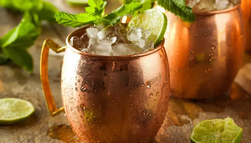 En iskall mexican mule i kopparmugg med lime och mynta.
