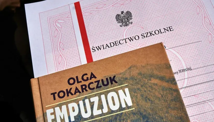 Świadectwo z paskiem i książka "Empuzjon" Olgi Tokarczuk. Symboliczne połączenie edukacji i literatury.