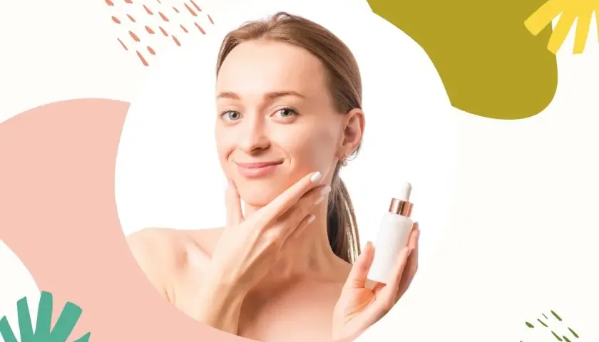 Uśmiechnięta kobieta z serum w dłoni, pokazująca gładką skórę. Kwas migdałowy efekty widoczne na twarzy.