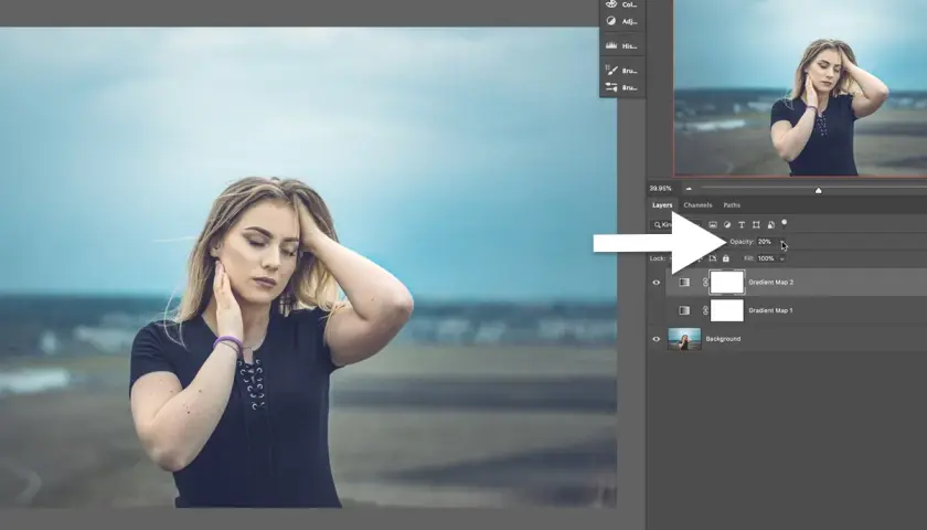 Eine Frau mit blonden Haaren, die ihre Hand an ihren Kopf legt. Photoshop-Ebenen zeigen die Anwendung einer Gradient Map mit 20% Deckkraft.