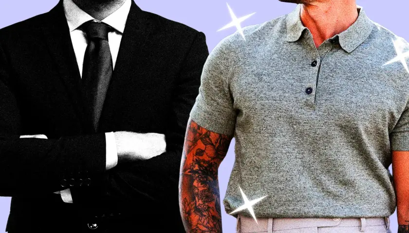 Dwóch mężczyzn, jeden w eleganckim czarnym garniturze, drugi w szarym polo i spodniach. Strój formalny i casualowy obok siebie.