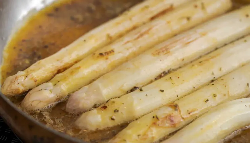 Asperges blanches poêlées dans une sauce dorée. Une délicieuse recette asperges blanches pour un repas printanier.