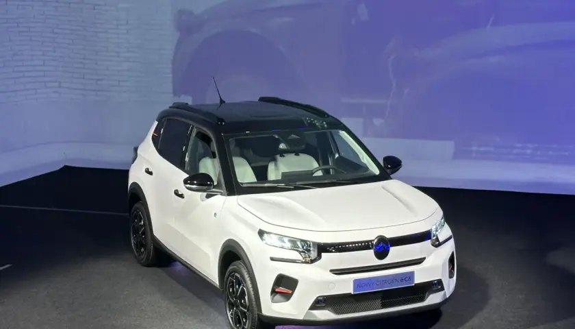 Nowy Citroën ë-C3 w białym kolorze z czarnym dachem prezentuje się nowocześnie. Idealny do miasta i na dalsze podróże.