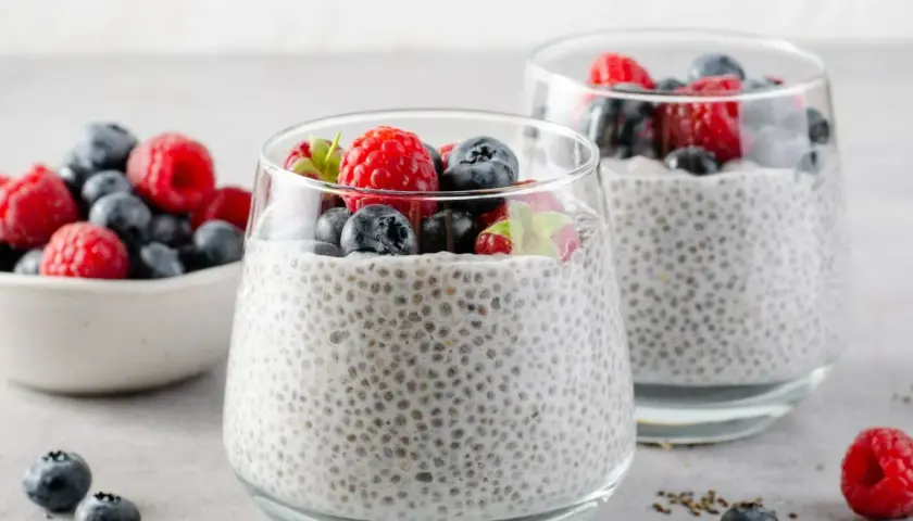 Pudding chia z malinami i borówkami to pyszny i zdrowy przepis na coś słodkiego. Idealny na śniadanie lub deser.