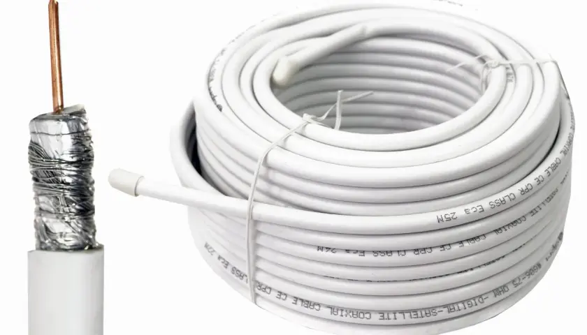 Zwijany biały kabel koncentryczny do anteny satelitarnej, z widocznym przekrojem pokazującym miedziany przewód i ekranowanie. Idealny do instalacji cyfrowych.