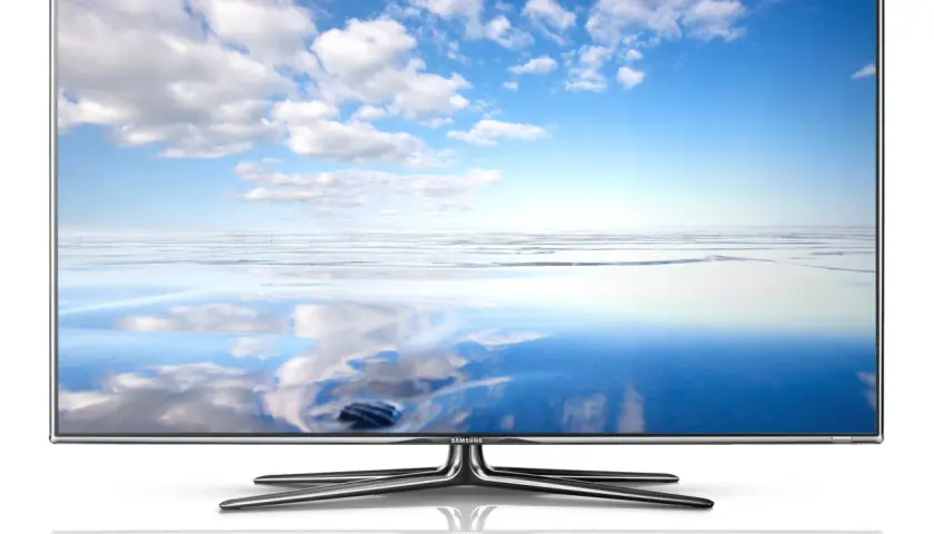 Elegancki telewizor Samsung z obrazem nieba i odbijającej się tafli wody. Idealny wybór, jeśli zastanawiasz się, który telewizor pobiera najmniej prądu.