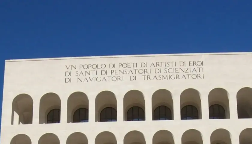Palazzo della Civiltà Italiana, noto come "Colosseo Quadrato", con iscrizione "Un popolo di poeti, di artisti, di eroi, di santi, di pensatori, di scienziati, di navigatori, di trasmigratori".