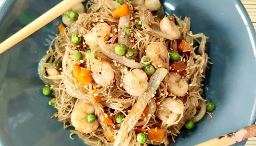 Fideos de arroz fritos con gambas: receta fácil y deliciosa para disfrutar