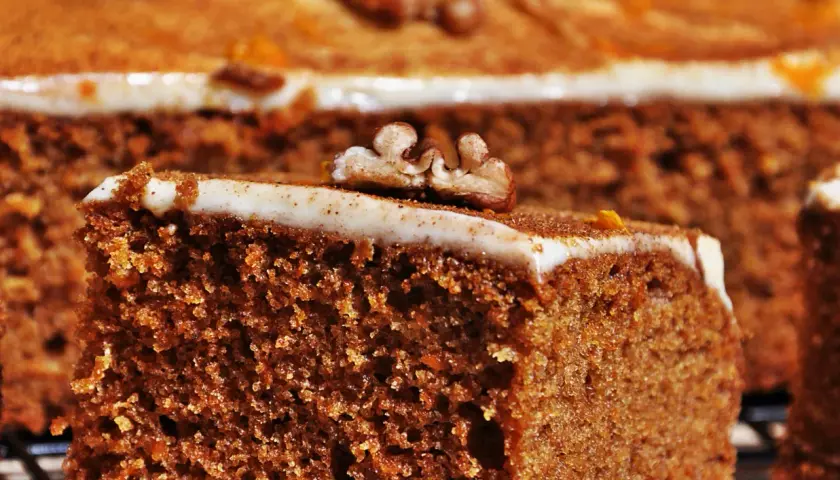 Przepis na proste ciasto marchewkowe z miodem