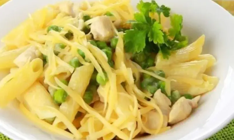 Szybki przepis na makaron penne z kurczakiem, który zachwyci smakami