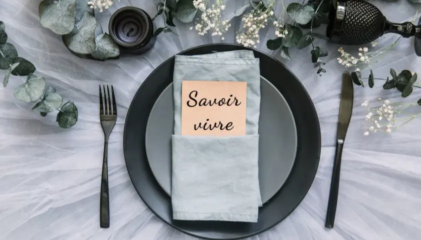 Eleganckie nakrycie stołu z kartką "Savoir vivre" – idealne na zaproszenia na ślub.