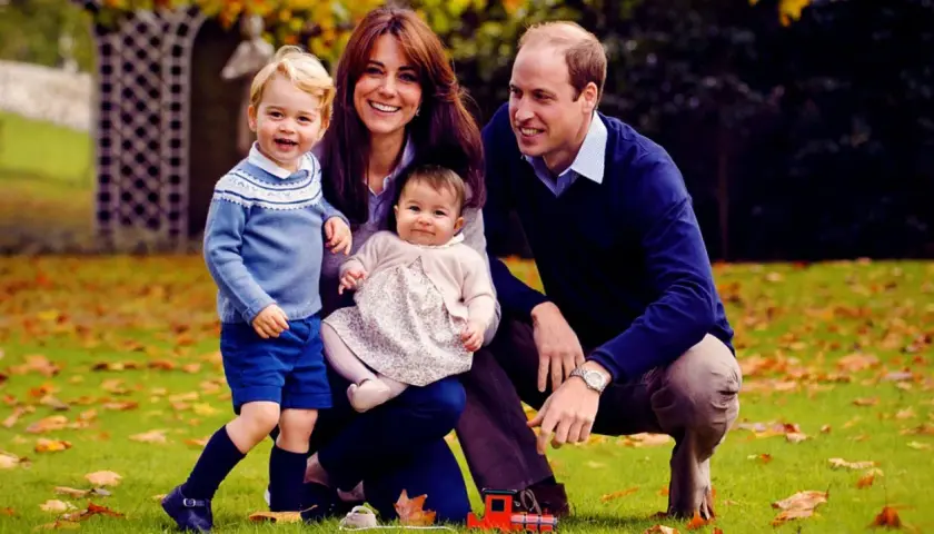 Uśmiechnięta rodzina: książę William, księżna Kate i ich dzieci, książę George i księżniczka Charlotte, pozują na tle jesiennego ogrodu.