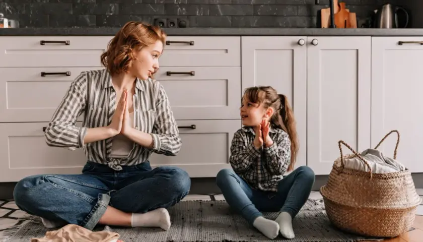 Mama i córka ćwiczą uważność w kuchni. To piękny przykład, jak parenting może być wspólną podróżą.